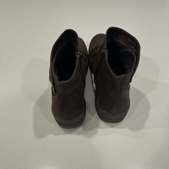 Sketchers size 10 booties - Picture 2 of 7